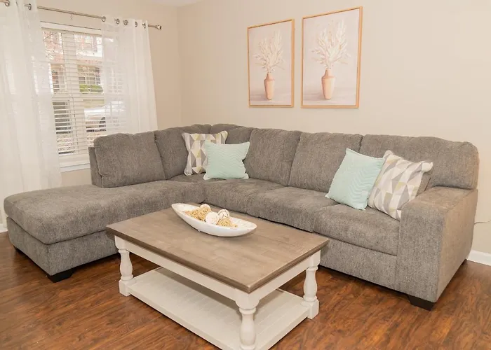 Beautiful Spacious 4 Bedroom House , Sleeps 8+